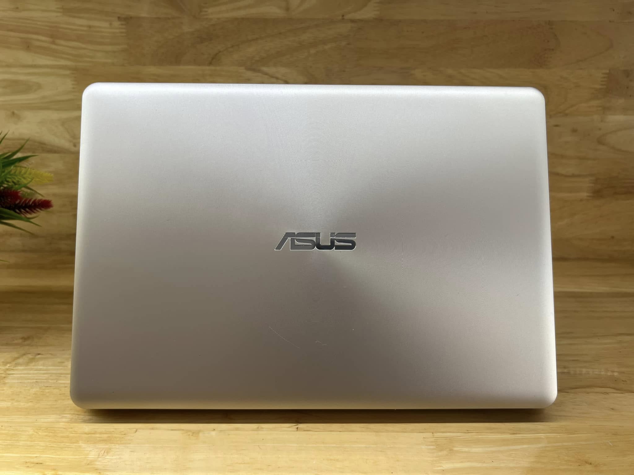 Asus Gold i5 8250/8G/128+